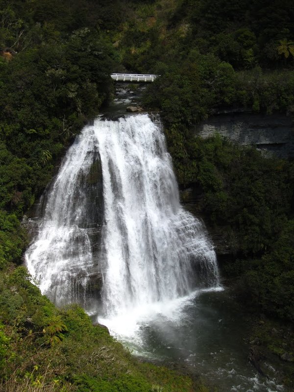 Mokau Falls.jpg