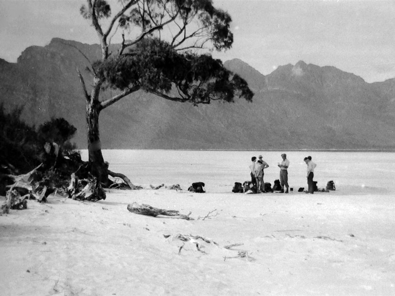 The-famous-beach-that-now-lies-beneath-Lake-Pedder-800px.jpg